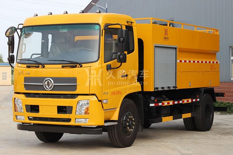 多功能灑水車(chē)——東風(fēng)天錦清洗灑水車(chē)2