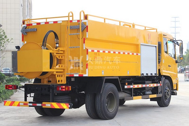 多功能灑水車(chē)——東風(fēng)天錦清洗灑水車(chē)3