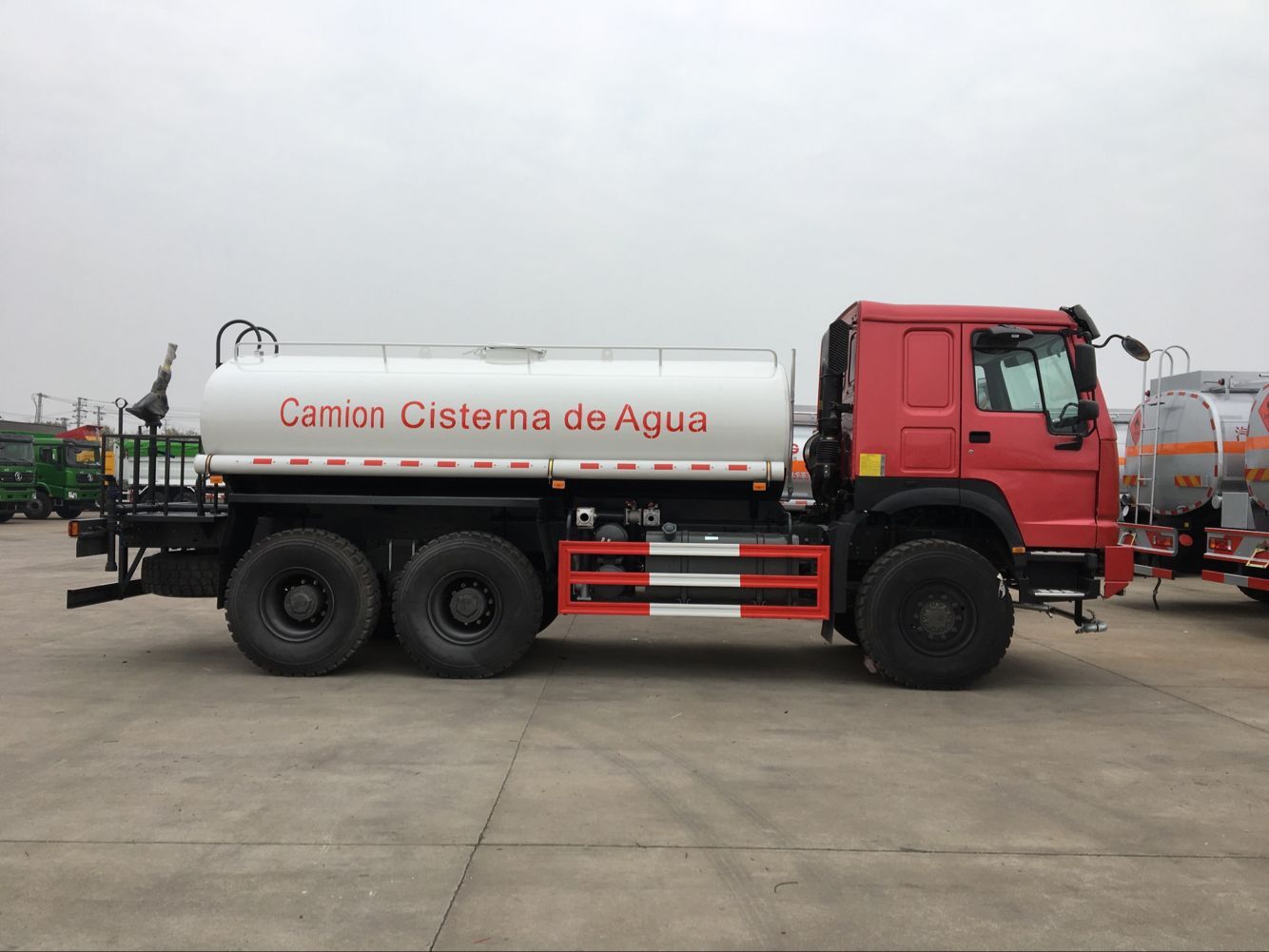 重汽豪沃6X6全驅(qū)灑水車圖片 重汽豪沃6X6全驅(qū)灑水車圖片