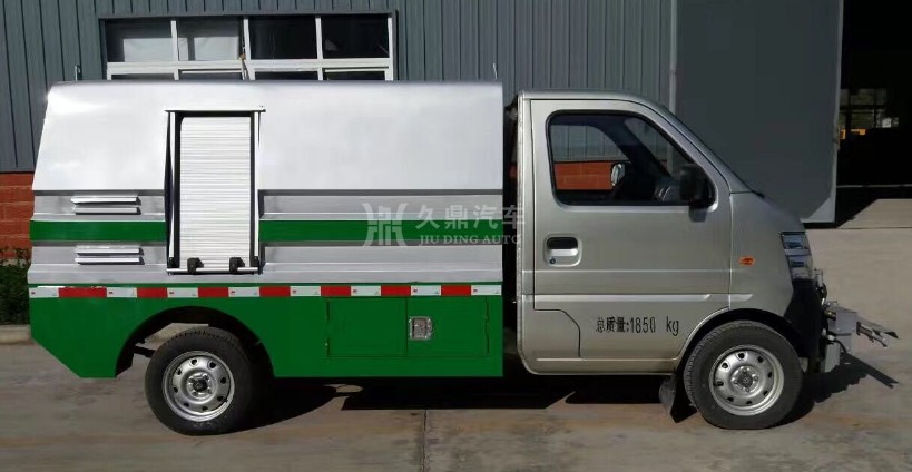 公路灑水車灑水圖片_長安小型公路灑水車2