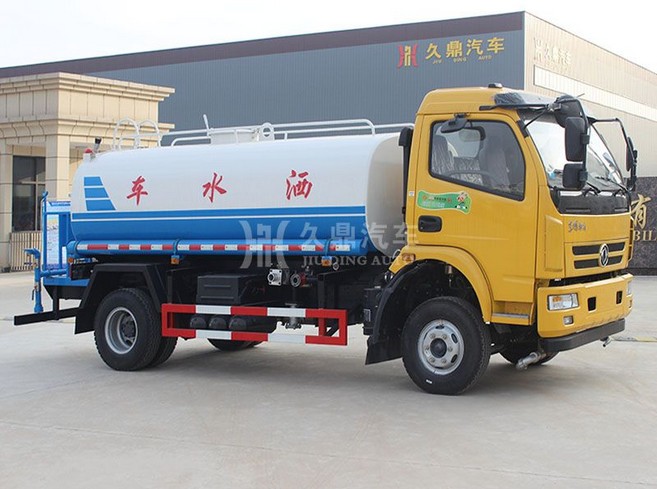 8方環(huán)衛(wèi)灑水車價格_8噸東風大多利卡環(huán)衛(wèi)灑水車3