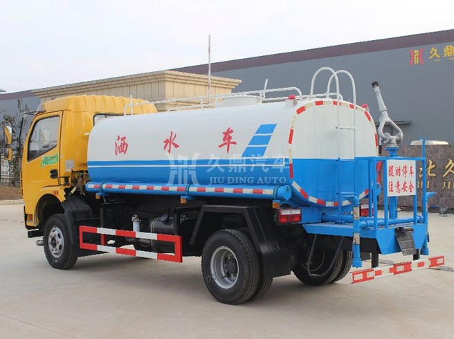 8方環(huán)衛(wèi)灑水車價格_8噸東風大多利卡環(huán)衛(wèi)灑水車4