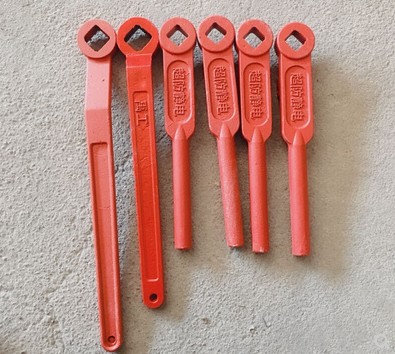 灑水車四位三通球閥閥門扳手圖片 灑水車四位三通球閥閥門扳手圖片