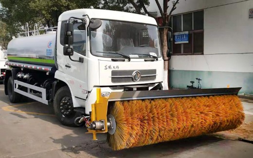 12���|�L(f��ng)���\����ѩ�Lˢ��ˮ܇(ch��)�DƬ