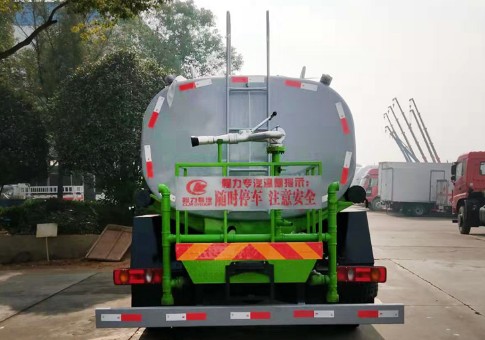 12���|�L(f��ng)���\����ѩ�Lˢ��ˮ܇(ch��)�DƬ