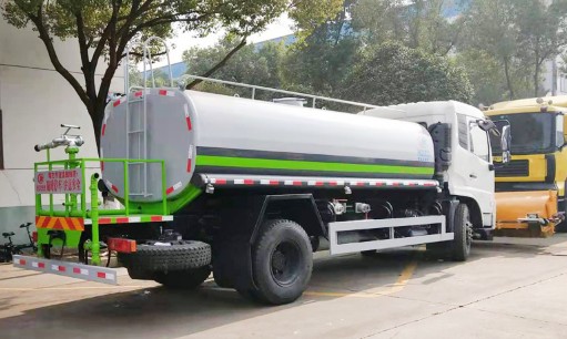 12���|�L(f��ng)���\����ѩ�Lˢ��ˮ܇(ch��)�DƬ