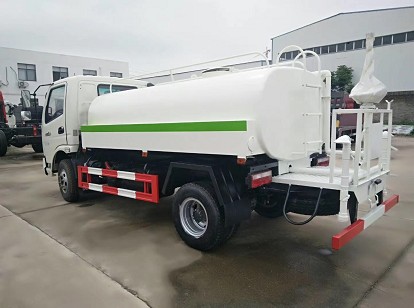 5方灑水車(chē)廠家_飛碟奧馳6方綠化灑水車(chē)廠家價(jià)格3