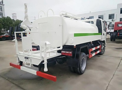 5方灑水車(chē)廠家_飛碟奧馳6方綠化灑水車(chē)廠家價(jià)格4